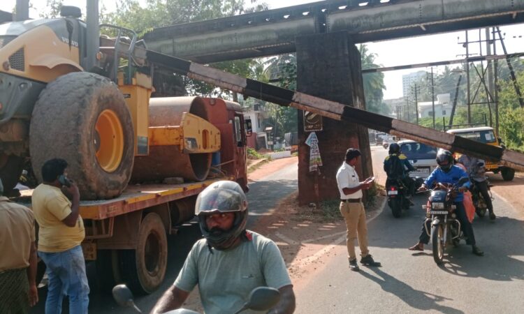 ಬಿಸಿರೋಡಿನ ಕೈಕಂಬದ ರೈಲ್ವೆ ಓವರ್ ಬ್ರಿಡ್ಜ್ ಅಡಿಭಾಗದಲ್ಲಿ ರೋಲರ್ ನ್ನು ತುಂಬಿಕೊಂಡು ಹೋಗುತ್ತಿದ್ದ ಲಾರಿ ಸಿಲುಕಿ, ಸಂಚಾರಕ್ಕೆ ಅಡ್ಡಿ