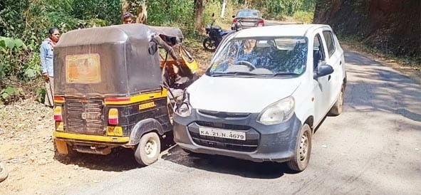 ಸುಳ್ಯ ಆಲೆಟ್ಟಿಯಲ್ಲಿ ಆಟೋ ರಿಕ್ಷಾ  ಮತ್ತು  ಕಾರು ಡಿಕ್ಕಿ, ಪ್ರಯಾಣಿಕರಿಗೆ ಗಾಯ