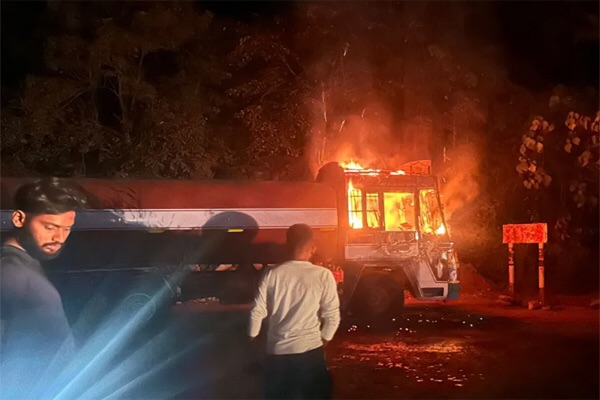 ನೆಲ್ಯಾಡಿ: ಆಕಸ್ಮಿಕ ಬೆಂಕಿ ಕಾಣಿಸಿಕೊಂಡು ಸುಟ್ಟು ಹೋದ ಡಾಮರು ಸಾಗಾಟದ ಲಾರಿ