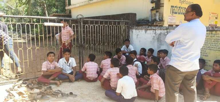 ಈಶ್ವರಮಂಗಲದ ಮೆಟ್ರಿಕ್‌ಪೂರ್ವ ಪರಿಶಿಷ್ಟ ಪಂಗಡದ ಬಾಲಕರ ವಸತಿ ನಿಲಯದಲ್ಲಿ ಅಡುಗೆ ಸಿಬ್ಬಂದಿ  ದೌರ್ಜನ್ಯ ಆರೋಪ -ವಿದ್ಯಾರ್ಥಿಗಳಿಂದ ಪ್ರತಿಭಟನೆ