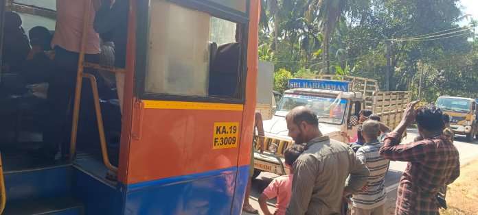 ಪ್ರಯಾಣಿಕರನ್ನು ಇಳಿಸುತ್ತಿದ್ದ ಕೆ.ಎಸ್. ಆರ್.ಟಿ.ಸಿ. ಬಸ್ಸಿನ ಹಿಂಬಾಗಕ್ಕೆ ಪಿಕಪ್ ಢಿಕ್ಕಿ