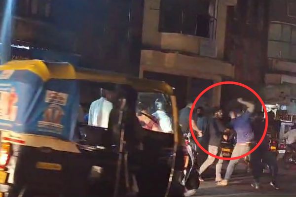 ಪುತ್ತೂರು – ರಸ್ತೆ ಮಧ್ಯೆಯೇ ಎರಡು ಗುಂಪುಗಳ ನಡುವೆ ಹೊಡೆದಾಟ