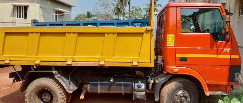 ಸುಳ್ಯ ಅಕ್ರಮ ಮರಳು ಗಣಿಗಾರಿಕೆಗೆ ಸಿಂಹ ಸ್ವಪ್ನವಾಗುತ್ತಿರುವ ಸುಳ್ಯ ಪೊಲೀಸರು; ಅರಂತೋಡು  ಪಯಸ್ವಿನಿ ನದಿಯಿಂದ  ಅಕ್ರಮ ಮರಳು ಸಾಗಾಟ, ಟಿಪ್ಪರ್ ಲಾರಿಯೊಂದಿಗೆ ಚಾಲಕನ ಬಂಧನ