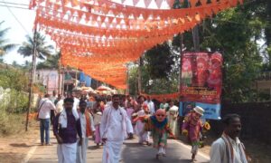 ಮೇನಾಲದಲ್ಲಿ ವಯನಾಟ್ ಕುಲವನ್ ದೈವಂಕಟ್ಟು ಮಹೋತ್ಸವಕ್ಕೆ ಚಾಲನೆ,ನೂರಾರು ಭಕ್ತರಿಂದ ಹಸಿರು ಹೊರೆಕಾಣಿಕೆ ವೈಭವದ ಮೆರವಣಿಗೆ