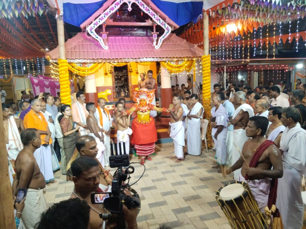 ಮೇನಾಲದಲ್ಲಿ ವಯನಾಟ್ ಕುಲವನ್ ದೈವಂಕಟ್ಟು ಮಹೋತ್ಸವ -ಕೋರಚ್ಚನ್ ದೈವದ ವೆಳ್ಳಾಟಂ