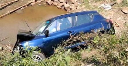 ಕಾಪು  : ಡಿವೈಡರ್ ಹಾರಿ ಕಂದಕಕ್ಕೆ ಉರುಳಿ ಬಿದ್ದ ಕಾರು