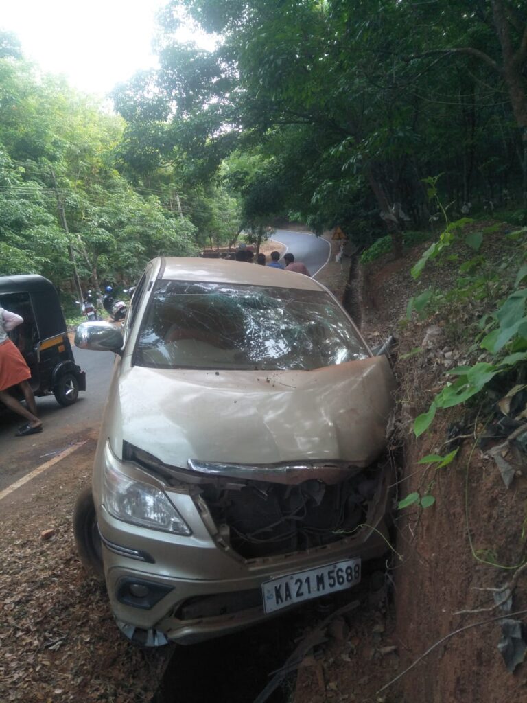 ರಾಣಿಪುರ ಪ್ರವಾಸ ತೆರಳಿ ಹಿಂತುರುಗುತ್ತಿದ್ದ ಸುಳ್ಯದ ಕಾಲೇಜು ವಿದ್ಯಾರ್ಥಿಗಳು : ನಾಗಪಟ್ಟಣದಲ್ಲಿ ಚಾಲಕನ ನಿಯಂತ್ರಣ ತಪ್ಪಿ ಇನ್ನೊವಾ ಪಲ್ಟಿ: ಮೂವರಿಗೆ ಗಾಯ
