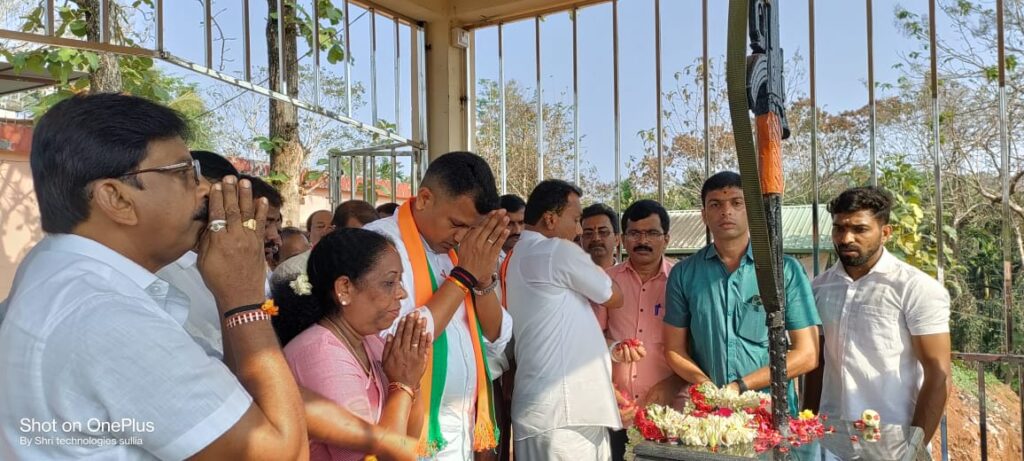 ಮಂಗಳೂರು ಲೋಕಸಭಾ ಕ್ಷೇತ್ರದ ಬಿಜೆಪಿ ಅಭ್ಯರ್ಥಿಯಾಗಿ ಘೋಷಣೆಯಾದ ಬಳಿಕ ಮೊದಲ ಬಾರಿಗೆ ಸುಳ್ಯ ತಾಲೂಕಿಗೆ ಭೇಟಿ ನೀಡಿದ ಬ್ರಿಜೇಶ್ ಚೌಟಇಂದು ತಾಲೂಕಿನ ವಿವಿಧ ದೇವಸ್ಥಾನ ಮತ್ತು ಪ್ರಮುಖರ ನಿವಾಸಗಳಿಗೆ ಬೇಟಿ ಸುಳ್ಯ ಚೆನ್ನಕೇಶವ ದೇವಸ್ಥಾನದಲ್ಲಿ ವಿಶೇಷ ಪೂಜೆಯೊಂದಿಗೆ ಪ್ರಯಾಣ ಆರಂಬಿಸಿದ ಬ್ರಿಜೇಶ್ ಚೌಟ