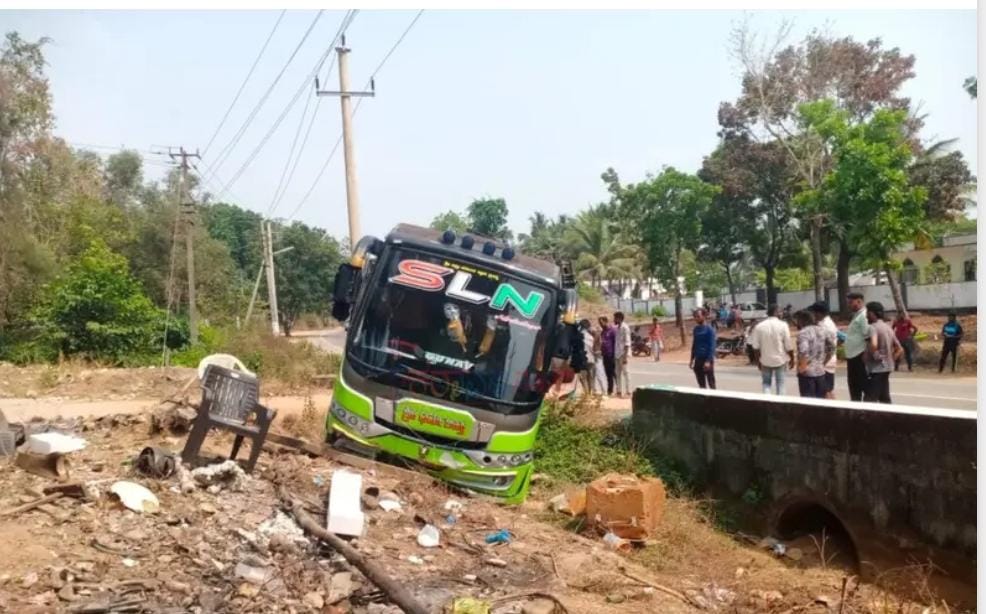 ಕಾರ್ಕಳ : ಟೂರಿಸ್ಟ್ ಮಿನಿ ಬಸ್ಸೊಂದು ಚಾಲಕನ ನಿಯಂತ್ರಣ ತಪ್ಪಿ ಪಲ್ಟಿ