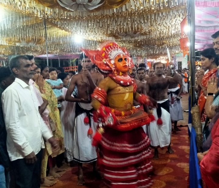 ಮೇನಾಲದಲ್ಲಿ ವಯನಾಟ್ ಕುಲವನ್ ದೈವಂಕಟ್ಟು ಮಹೋತ್ಸವ :ಕಂಡನಾರ್ ಕೇಳನ್ ದೈವದ ಬೆಳ್ಳಾಟಕ್ಕೆ ಹರಿದು ಬಂದ ಜನ ಸಾಗರ.