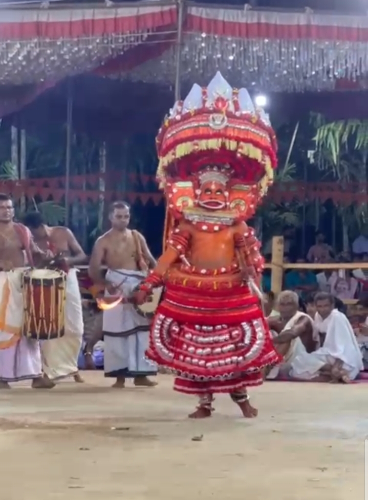 ಮೇನಾಲ ಶ್ರೀ ವಯನಾಟ್ ಕುಲವನ್ ದೈವಕಟ್ಟು ಮಹೋತ್ಸವ  ಸಂಪನ್ನ : ವಯನಾಟು ಕುಲವನ್ ದೈವ- ವಿಷ್ಣುಮೂರ್ತಿ ದೈವಗಳ ಸಮಾಗಮ :ಅಭೂತ ಪೂರ್ವ ಕ್ಷಣಕ್ಕೆ  ಸಾಕ್ಷಿಯಾದ ಕರ್ನಾಟಕ  ಮತ್ತು ಕೇರಳ ರಾಜ್ಯದ ಸಾವಿರಾರು ಭಕ್ತರು.