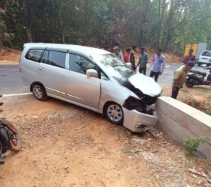 ಚಾಲಕನಿಗೆ ನಿದ್ರೆ ಆವರಿಸಿದ ಹಿನ್ನೆಲೆ ಗೂನಡ್ಕ ಬಳಿ ರಸ್ತೆಯ ಬದಿಯ ಮೋರಿಗೆ  ಢಿಕ್ಕಿಯಾಗಿ  ಕಾರು ಜಖಂ