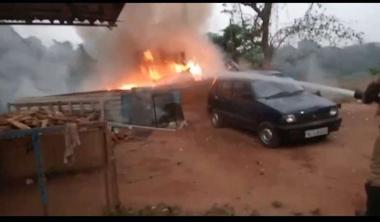 ಸುಳ್ಯ : ಓಡಬೈ ಬಳಿ ಬೆಂಕಿ ಆಕಸ್ಮಿಕ; ಹೊತ್ತಿ ಉರಿದ ಹಳೆಯ ದೋಣಿ