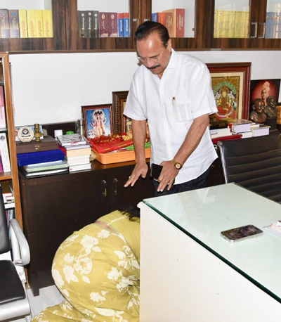 ಟಿಕೆಟ್ ದೊರೆತ ಹಿನ್ನೆಲೆಯಲ್ಲಿ ಡಿ.ವಿ ಸದಾನಂದ ಗೌಡರ ಆಶೀರ್ವಾದ ಪಡೆದ ಶೋಭ ಕರಂದ್ಲಾಜೆ.