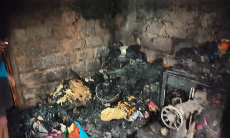 ಬಂಟ್ವಾಳ : ಮನೆಗೆ ಆಕಸ್ಮಿಕವಾಗಿ ತಗುಲಿದ ಬೆಂಕಿ; ಬೆಂಕಿಯ ಕೆನ್ನಾಲಿಗೆಗೆ ಸುಟ್ಟು ಭಸ್ಮವಾದ ಮನೆ