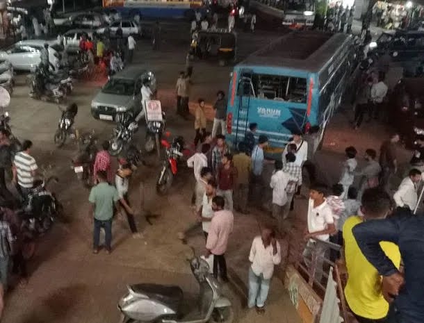 ಉಪ್ಪಿನಂಗಡಿ : ಬಸ್ ಚಾಲಕನ ಅಜಾಗರೂಕತೆಯಿಂದ ಹಿಮ್ಮುಖವಾಗಿ ಚಲಿಸಿದ ಖಾಸಗಿ ಬಸ್  ದ್ವಿಚಕ್ರ ವಾಹನ ಮತ್ತು ಅಂಗಡಿಗಳಿಗೆ ಹಾನಿ