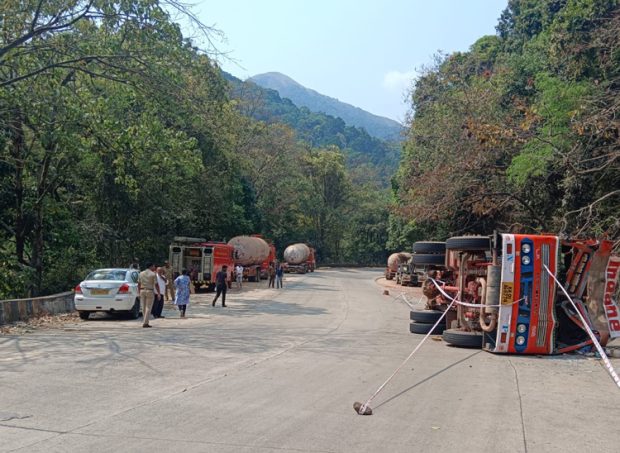 ಶಿರಾಡಿ ಘಾಟಿಯಲ್ಲಿ ಗ್ಯಾಸ್‌ ಟ್ಯಾಂಕರ್‌ ಪಲ್ಟಿಯಾಗಿ ಗ್ಯಾಸ್‌ ಸೋರಿಕೆ; ಸಂಚಾರ ಬಂದ್..!