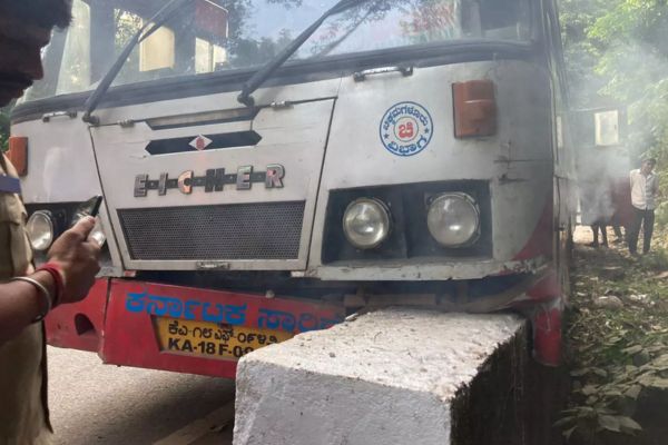 ಚಾರ್ಮಾಡಿ :  ಕೆ.ಎಸ್.ಆರ್ .ಟಿ.ಸಿ ಡೈವರ್ ಸಮಯಪ್ರಜ್ಞೆಗೆ ಪ್ರಯಾಣಿಕರು ಸೇಫ್