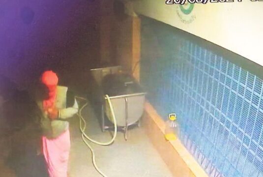 ಮುಸುಕು ಹಾಕಿ ಪೆರಿಯಡ್ಕ ಹಾಲು ಉತ್ಪಾದಕರ ಸಹಕಾರಿ ಸಂಘದ ಷಟರ್ ನ ಬೀಗ ಮುರಿದ ಕಳ್ಳ