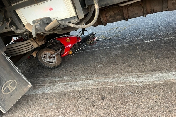 ಉಡುಪಿ : ಹೆದ್ದಾರಿಯಲ್ಲಿ ಭೀಕರ ಅಪಘಾತ; ಲಾರಿಗೆ ಸಿಲುಕಿ ಬೈಕ್ ಸವಾರ ದುರ್ಮರಣ