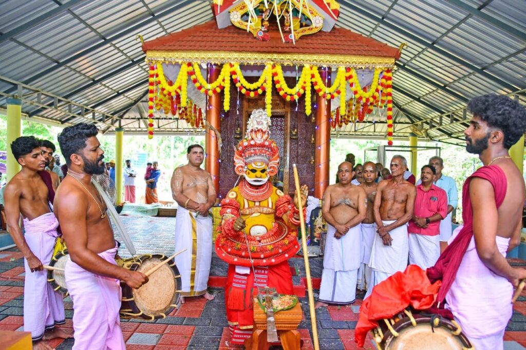 ಶ್ರದ್ಧಾ ಭಕ್ತಿಯಿಂದ  ಕರಿಕೆಯ ತೋಟಂನ ಶ್ರೀ ಮುತ್ತಪ್ಪ ದೇವಸ್ಥಾನದಲ್ಲಿನಡೆದ ಮುತ್ತಪ್ಪ ದೇವರ ವೆಳ್ಳಾಟ್ಟ