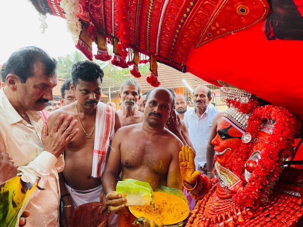 ಪೆರಾಜೆ ಶ್ರೀ ಶಾಸ್ತಾವು ದೇವಸ್ಥಾನದಲ್ಲಿ ಜಾತ್ರೋತ್ಸವ ಸಂಭ್ರಮ. ಶ್ರೀ ಭಗವತಿಯ ಆಶೀರ್ವಾದ ಬೇಡಿದ ಮೈಸೂರು ಲೋಕ ಸಭಾ ಕ್ಷೇತ್ರದ ಕಾಂಗ್ರೇಸ್ ಅಭ್ಯರ್ಥಿ ಲಕ್ಷ್ಮಣ್ ಗೌಡ ಹಾಗೂ ಶಾಸಕ ಪೊನ್ನಣ್ಣ