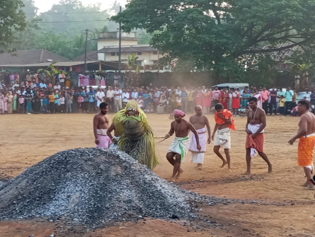 ಒಂದು ತಿಂಗಳ ಕಾಲ ನಡೆದ ಶ್ರೀ ಶಾಸ್ತಾವು ದೇವಸ್ಥಾನದಲ್ಲಿ ಕಾಲಾವಧಿ ಜಾತ್ರೋತ್ಸವ ಸಂಪನ್ನ:ಮಹಾವಿಷ್ಣುಮೂರ್ತಿ ದೈವದ ಮೇಲೇರಿ ಪ್ರವೇಶವನ್ನು ಕಣ್ತುಂಬಿಕೊಂಡ ಸಾವಿರಾರು ಭಕ್ತರು.