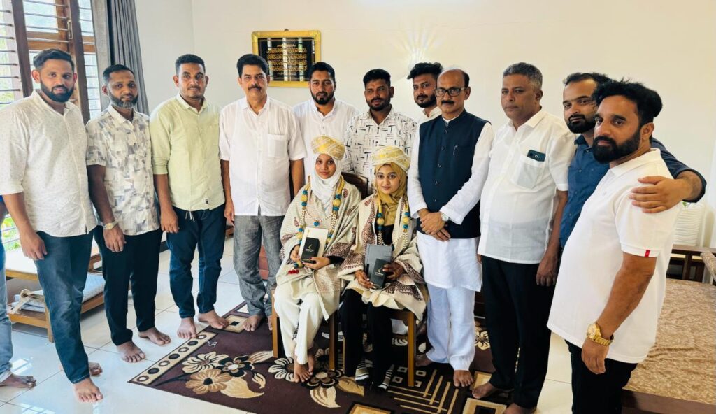 ದ್ವಿತೀಯ ಪಿಯುಸಿ ಡಿಸ್ಟಿಂಕ್ಷನ್ ಪಡೆದ ವಿದ್ಯಾರ್ಥಿ ಗಳಿಗೆ ತೆಕ್ಕಿಲ್ ಪ್ರತಿಷ್ಟಾನ ವತಿಯಿಂದ ಸನ್ಮಾನವಿಜ್ಞಾನ ವಿಭಾಗದಲ್ಲಿ ಫಾತಿಮತ್ ಶಿಬಾಕಾಮರ್ಸ್ ವಿಭಾಗ ದಲ್ಲಿ ರೌದ ಅಶ್ರಫ್ ತೆಕ್ಕಿಲ್ ಡಿಸ್ಟಿಂಕ್ಷನ್