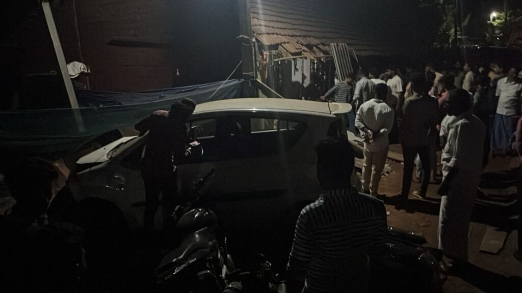 ಪೆರಾಜೆ ವಿರುದ್ದ ದಿಕ್ಕಿನಲ್ಲಿ ಬಂದು ಹೋಟೆಲ್ಗೆ ನುಗ್ಗಿದ ಕಾರು ಹೋಟೇಲ್ ಮಾಲಕ ಸೇರಿ ಗ್ರಾಹಕರ ಪೈಕಿ ಓರ್ವನಿಗೆ ಗಂಭೀರ ಗಾಯ.