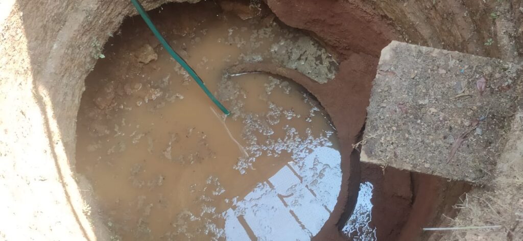 ಮನೆಯಂಗಳದ ಬಾವಿಯಲ್ಲಿ ಇದ್ದಕ್ಕಿದ್ದಂತೆ ಉಕ್ಕಿ ಬಂದ ನೀರು:ಭೂಮಿಯಾಳಕ್ಕೆ ಇಳಿದು ಹೋದ ಭಾವಿ : ಅಪಾಯದಲ್ಲಿದೆ ಕಾರ್ಮಿಕನ ಭಾವಿ: ಸರಕಾರದಿಂದ ಬೇಕಿದೆ ಸ್ಫಂದನೆ