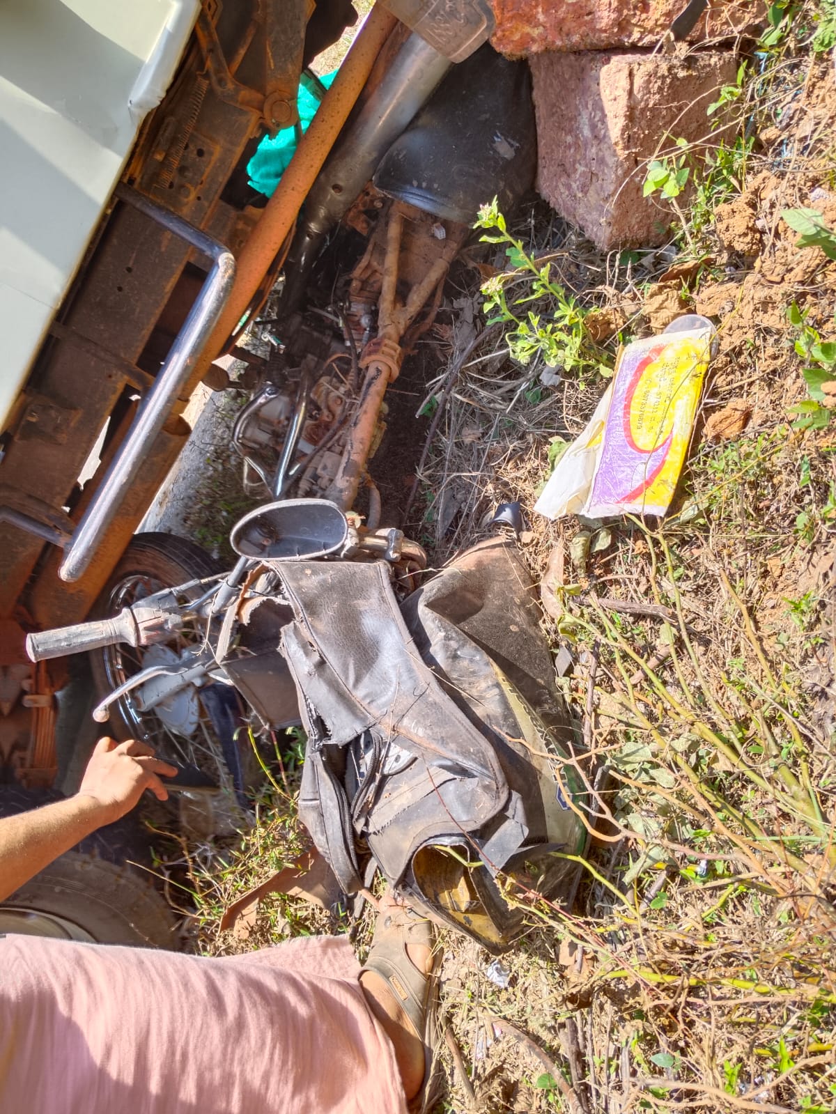 ಅಜ್ಜಾವರದಲ್ಲಿ – ಬೈಕ್ ಮತ್ತು ಜೀಪು ನಡುವೆ ಅಪಘಾತ : ಕೆಲಸ ಮುಗಿಸಿ ಮನೆಗೆ ವಾಪಾಸ್ಸಾಗುತ್ತಿದ್ದ ದಂಪತಿಗಳ ಪೈಕಿ ಪತಿ ಸಾವು: ಪತ್ನಿ ಗಂಭೀರ ಗಾಯ