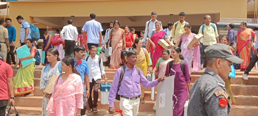 ಸುಳ್ಯ ಎನ್ನೆಂಸಿ ಕಾಲೇಜು ಮಸ್ಟರಿಂಗ್ ಮತ ಪೆಟ್ಟಿಗೆಯೊಂದಿಗೆ ತೆರಳಿದ ಸಿಬ್ಬಂದಿಗಳು