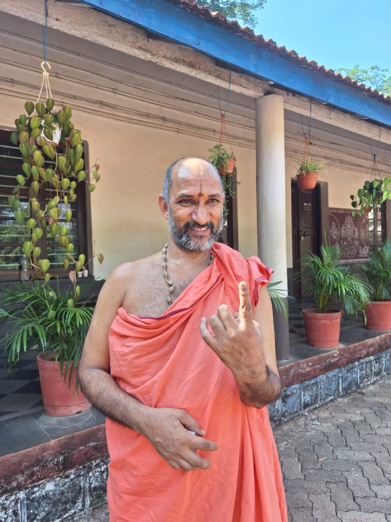 ಸುಬ್ರಮಣ್ಯ ಪೀಠಾಧಿಪತಿಗಳಿಂದ ಲೋಕಸಭಾ ಚುನಾವಣೆ ಮತದಾನ.