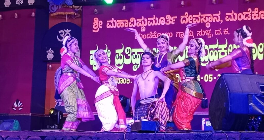 ಬ್ರಹ್ಮಕಲಶೋತ್ಸವದ ಸಂಭ್ರಮದಲ್ಲಿ ಮಿಂದೇಳುತ್ತಿರುವ ಮಂಡೆಕೋಲು ಶ್ರೀ ಮಹಾವಿಷ್ಣುಮೂರ್ತಿ ದೇವಸ್ಥಾನ.ಕಣ್ಮನ ತಣಿಸುತ್ತಿರುವ ಸಾಂಸ್ಕೃತಿಕ ಕಾರ್ಯಕ್ರಮಗಳು