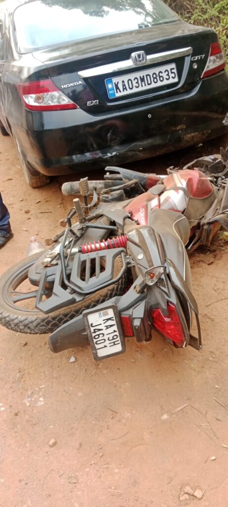 ಬೊಳುಬೈಲು ಬೈಕ್ ಕಾರು ಡಿಕ್ಕಿ ಇಬ್ಬರಿಗೆ ಗಾಯ: ನಜ್ಜುಗುಜ್ಜಾದ ವಾಹನಗಳು.