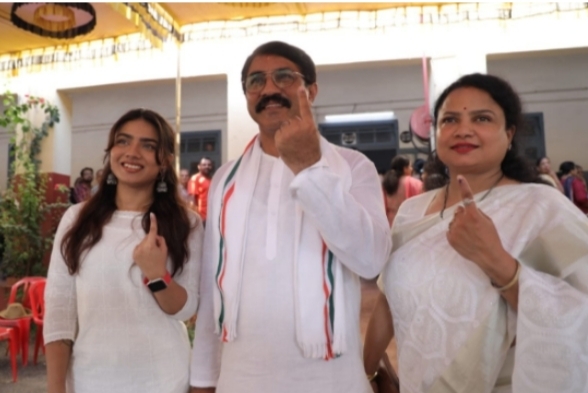 ಮತ ಚಲಾಯಿಸಿದ ಕಾಂಗ್ರೆಸ್ ಅಭ್ಯರ್ಥಿ ಪದ್ಮರಾಜ್ ಆರ್. ಪೂಜಾರಿ