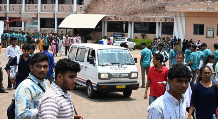 ಸಿಇಟಿ ಪರೀಕ್ಷೆ ಬರೆದ  ಕಡಬ ಆ್ಯಸಿಡ್ ದಾಳಿ ಸಂತ್ರಸ್ಥೆ:ಆಸ್ಪತ್ರೆಯಿಂದ  ಆಂಬ್ಯುಲೆನ್ಸ್ ನಲ್ಲಿ ತೆರಳಿ ಪರೀಕ್ಷೆ ಬರೆದ ವಿದ್ಯಾರ್ಥಿನಿ