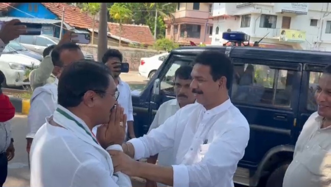 ಮಂಗಳೂರಿನಲ್ಲಿ ಮಾಜಿ ಸಂಸದ ನಳೀನ್ ಕುಮಾರ್ ಕಟೀಲ್ ಮತ್ತು ಕಾಂಗ್ರೇಸ್  ಅಭ್ಯರ್ಥಿ ಪದ್ಮರಾಜ್ ಮುಖಾಮುಖಿ : ಆಲಂಗಿಸಿ ಸೌಹಾರ್ದತೆ ಸಾರಿದ ಉಭಯ ನಾಯಕರು.