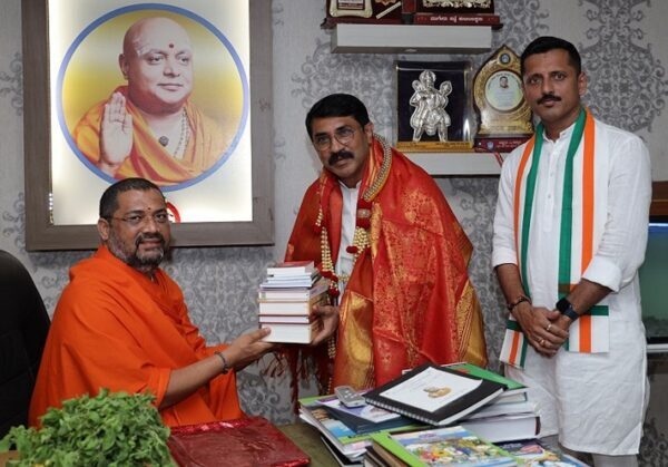 ಕಾಂಗ್ರೆಸ್ ಅಭ್ಯರ್ಥಿ ಪದ್ಮರಾಜ್’ಗೆ ‘ಜ್ಞಾನ ಭಂಡಾರ’ದ ಉಡುಗೊರೆ ನೀಡಿದ ಶ್ರೀ ಡಾ. ಧರ್ಮಪಾಲನಾಥ ಸ್ವಾಮೀಜಿ