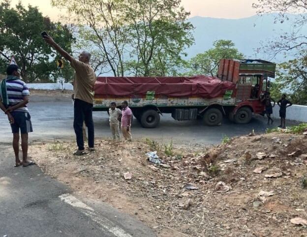 ಚಾರ್ಮಾಡಿ ಘಾಟ್‌ನಲ್ಲಿ ಸಿಕ್ಕಿ ಹಾಕಿಕೊಂಡ ಲಾರಿ; ಗಂಟೆಗಟ್ಟಲೆ ಟ್ರಾಫಿಕ್ ಜಾಂ