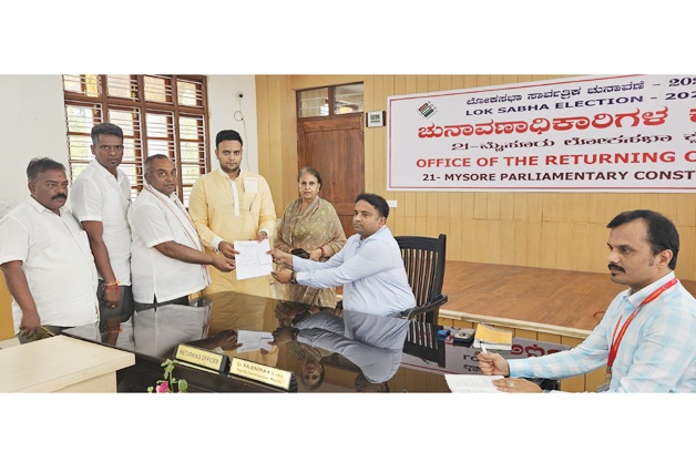 ಮೈಸೂರು-ಕೊಡಗು ಬಿಜೆಪಿ ಅಭ್ಯರ್ಥಿ ಯದುವೀರ್ ಕೃಷ್ಣರಾಜ ಒಡೆಯರ್ ನಾಮಪತ್ರ ಸಲ್ಲಿಕೆ