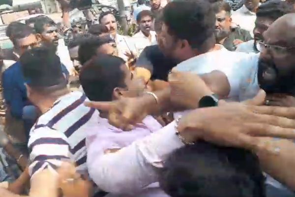 ಚಿಲಿಂಬಿ ಸಾಯಿಮಂದಿರದ ಬಳಿ ಚುನಾವಣಾ ಪ್ರಚಾರ – ಬಿಜೆಪಿ – ಕಾಂಗ್ರೇಸ್ ಕಾರ್ಯಕರ್ತರ ನಡುವೆ ವಾಗ್ವಾದ – ಹೊಡೆದಾಟಕ್ಕೆ ಮುಂದಾದ ಕಾರ್ಯಕರ್ತರು