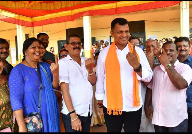 ಸರದಿ ಸಾಲಿನಲ್ಲಿ ನಿಂತು ಮತ ಚಲಾಯಿಸಿದ ಅಭ್ಯರ್ಥಿ ಬ್ರಿಜೇಶ್ ಚೌಟ