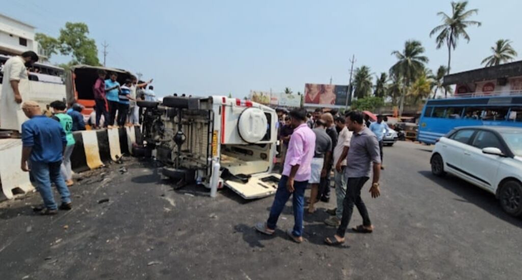 ಮಂಜೇಶ್ವರದಲ್ಲಿ  ಆ್ಯಂಬುಲೆನ್ಸ್ ಮತ್ತು ಕಾರು ಮಧ್ಯೆ ಭೀಕರ ಅಪಘಾತ:ಮೂರು ಮಂದಿ ಸಾವು