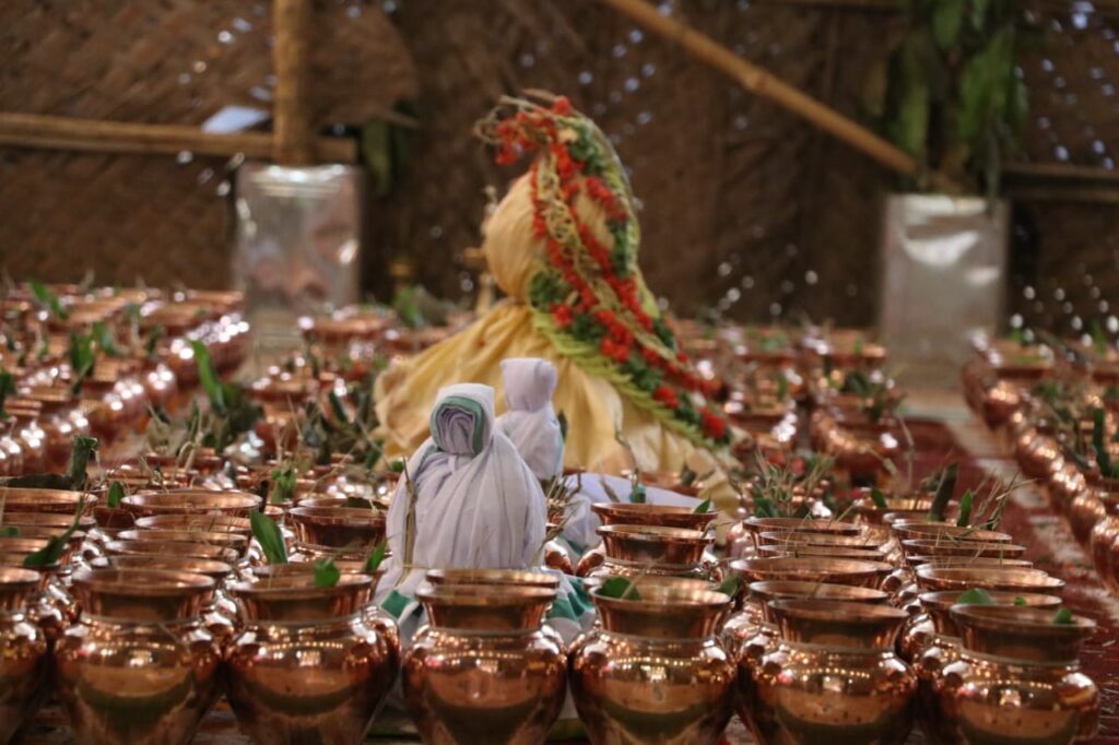 ಪುನಃ ಪ್ರತಿಷ್ಠಾ ಅಷ್ಟಬಂಧ ಬ್ರಹ್ಮಕಲಶೋತ್ಸವದ ವಿಧಿ ವಿಧಾನಗಳಲ್ಲಿ ಮಿಂದೆದ್ದ ಮಂಡೆಕೋಲು ಶ್ರೀ ಮಹಾವಿಷ್ಣುಮೂರ್ತಿ ದೇವಸ್ಥಾನ ಭಕ್ತಿ ಭಾವದಿಂದ ಪಾಲ್ಗೊಂಡು ಅಪೂರ್ವ ಕ್ಷಣಗಳನ್ನು ಕಣ್ತುಂಬಿಕೊಂಡ ಭಕ್ತಾದಿಗಳು