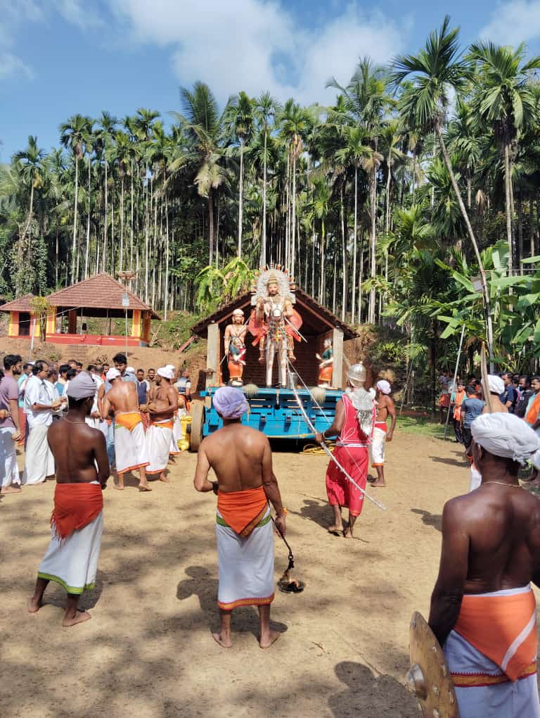 ಕುಕ್ಕನೂರು ಶ್ರೀ  ಕಿನ್ನಿಮಾಣಿ ಪೂಮಾಣಿ ದೈವಸ್ಥಾನ ದ ಕಾಲಾವಧಿ ಉತ್ಸವದಲ್ಲಿ ಇಂದು ವಾಲಸಿರಿ ಕೆಡೆ ಬಂಡಿ ಉತ್ಸವ