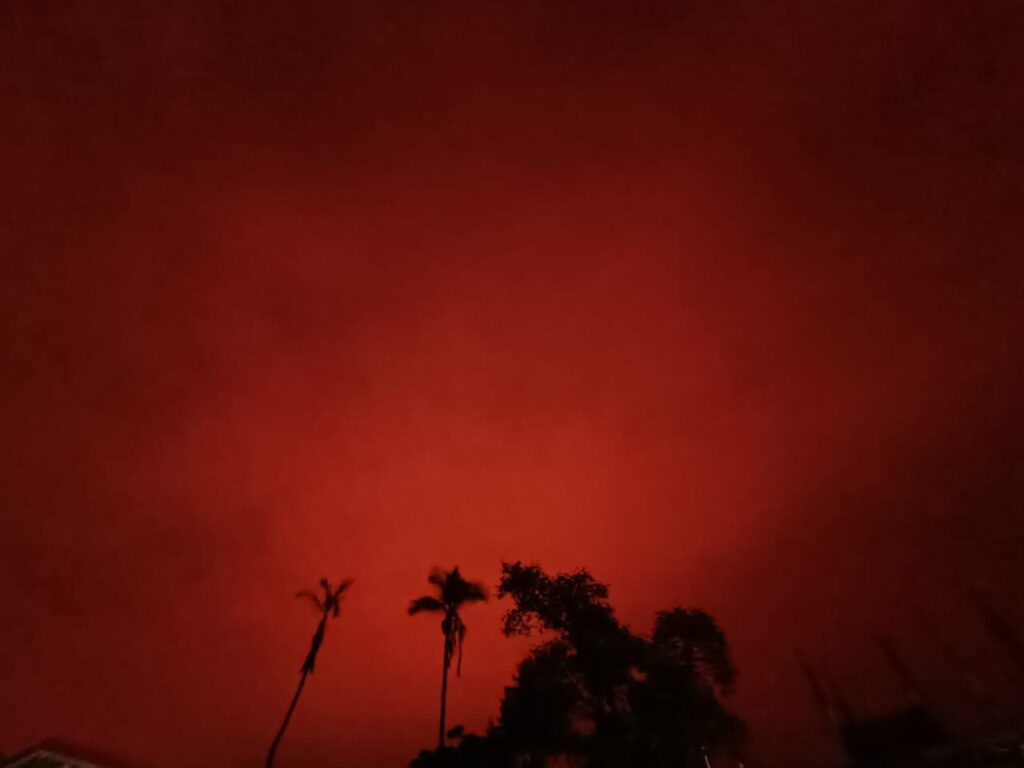 ಗಗನದಲ್ಲಿ ನಡೆಯುವ ಬದಲಾವಣೆಗಳು ಕೆಂಪು ಬಣ್ಣಕ್ಕೆ ತಿರುಗಿದ ಬಾನು!