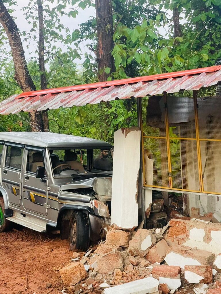 ಅರಂಬೂರು ಅಂಗಡಿ ಕಟ್ಟಡಕ್ಕೆ ಬೊಲೆರೊ ಡಿಕ್ಕಿ: ಹಾನಿ ಮೂವರಿಗೆ ಗಾಯ