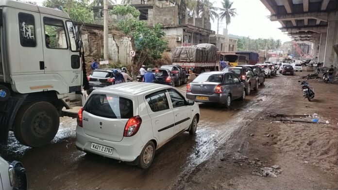 ದಕ್ಷಿಣ ಕನ್ನಡ ಮಳೆಯ ಆರಂಭದಲ್ಲೇ ಕೆಸರುಮಯವಾದ ಕಲ್ಲಡ್ಕ ರಾಷ್ಟ್ರೀಯ ಹೆದ್ದಾರಿ : ಸಂಚಾರ ದುಸ್ಥರ