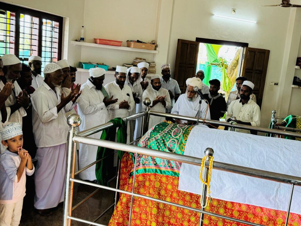 ದರ್ಗಾ ಶರೀಫ್ ಅಜ್ಜಾವರ ಮೇನಾಲಕ್ಕೆ ಸಮಸ್ತ ಕೇರಳ ಅಧ್ಯಕ್ಷರಾದ ಜಂಇಯತುಲ್ ಉಲಮಾ ಅಧ್ಯಕ್ಷರಾದ ಸಯ್ಯಿದುಲ್ ಉಲಮಾ ಸಯ್ಯದ್ ಜಿಫ್ರಿ ಮುತ್ತು ಕೊಯ ತಂಙಲ್ ಬೇಟಿ